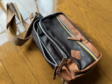 브라운과 블랙의 숄더백