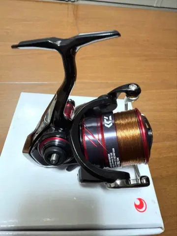18 월하미인 다이와 스피닝 릴 블랙 레드
