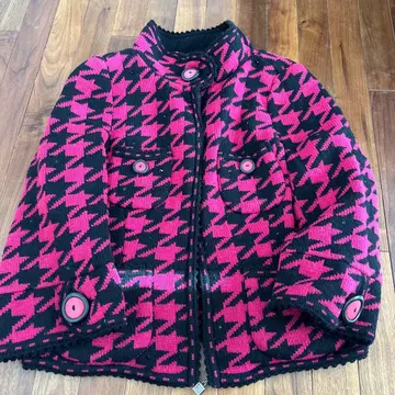 이타리야 핑크와 블랙의 자켓