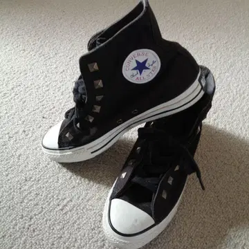 CONVERSE 블랙 하이컷 스니커즈