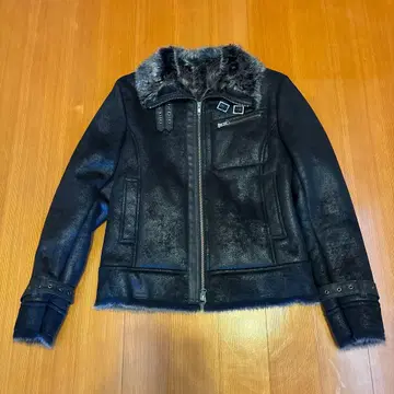 퍼 달린 블랙 가죽 라이더 자켓