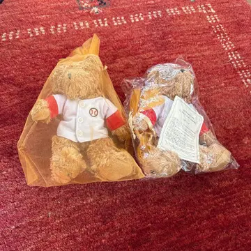 베이지색 야구 유니폼 곰 봉제 인형