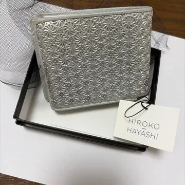 히로코 하야시 HIROKO HAYASHI 실버 꽃 무늬 접이식 지갑
