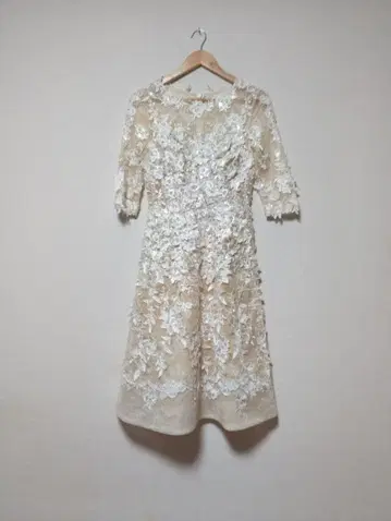 꽃무늬 자수 베이지 레이스 드레스