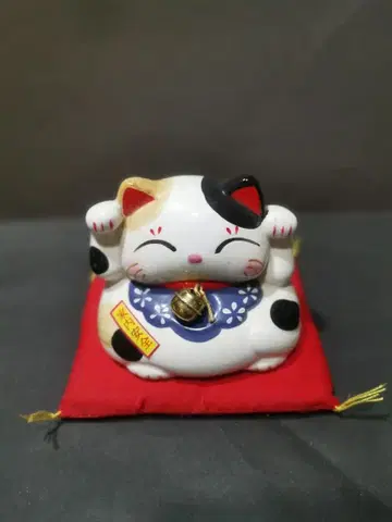 마네키네코 입상 방울 달린 빨간색 방석