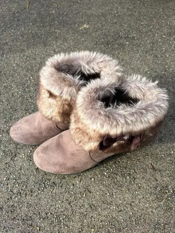 퍼 달린 스웨이드 숏부츠