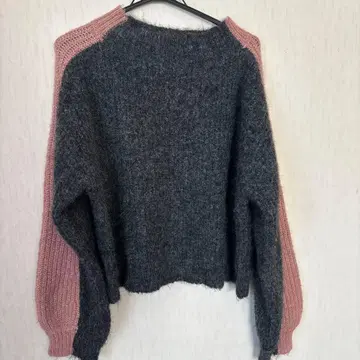 earthy 그레이와 핑크의 긴팔 스웨터