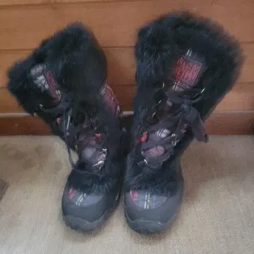 퍼가 달린 체크 무늬 캐주얼 부츠