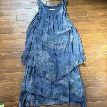 다크 블루 플라워 프린트 슬리브리스 튜닉