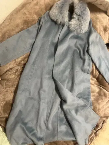 파격 가격 12/29까지 라이트 블루 후드 부착 롱 코트