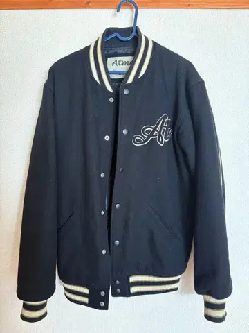 Atmos 바시티 자켓 블랙