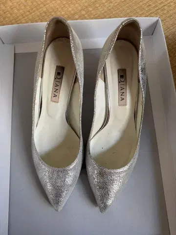 DIANA 실버 펌프스 23cm