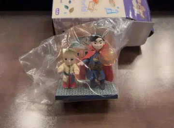 피규어 잇츠 어 스몰 월드 with 그루트 닥터 스트레인지