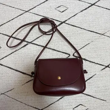 버건디 가죽 숄더백