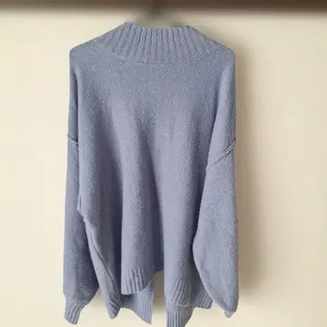 라이트 블루 오버 사이즈 하이넥 스웨터
