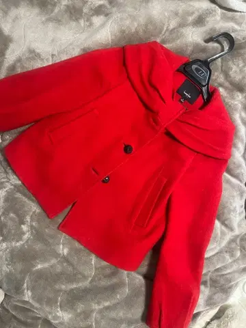 진한 빨간색 보타이 달린 숏 코트