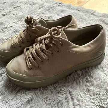 THE NORTH FACE 베이지 스니커즈