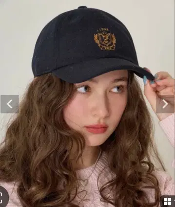 TINA:JOJUN 엠블럼 자수 장식 캡