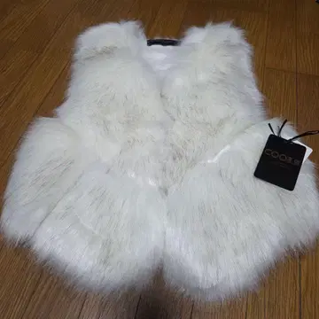 COOLA 화이트 퍼 베스트