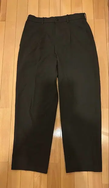 유니클로 와이드 핏 턱 테이퍼드 팬츠 M 사이즈