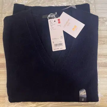 [택 포함 새상품] 유니클로 캐시미어 100% 스웨터 V넥 네이비