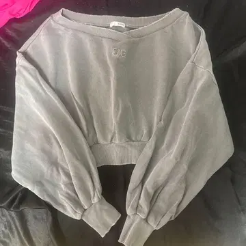 GYDA 피그먼트 오프숄더 맨투맨 상의