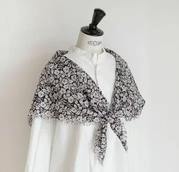 미사용 새상품 택 없음 이번 시즌 R&D.M.Co- 와일드 베리 거즈 숄