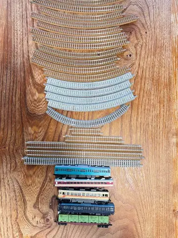N 게이지 철도 모형 차량 5량과 레일 세트