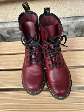 닥터 마틴 8홀 부츠 버건디