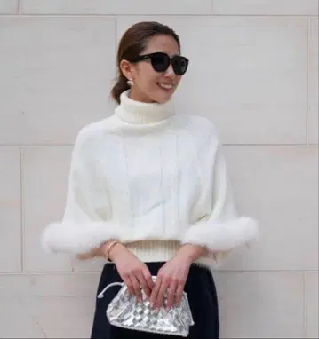 화이트 터틀넥 케이블 니트