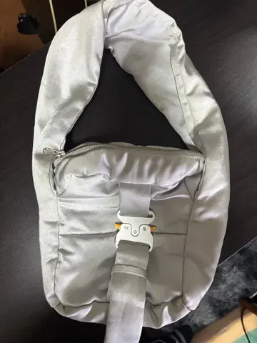 musubore 실버 새틴 버클 핸드백