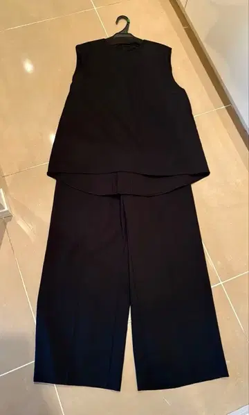 mila owen 슬리브리스 상의 와이드 팬츠 SET UP(BLK-1)