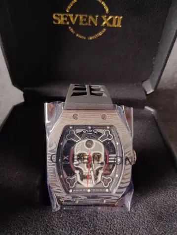 [ 새상품급 ] SEVEN XII 스컬 디자인 자동 감기 손목시계