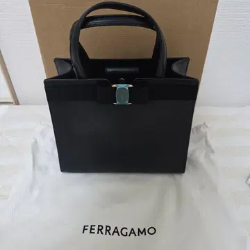 FERRAGAMO 블랙 핸드백 수납 가방 포함