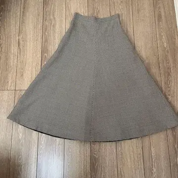 새상품급 MADISONBLUE 체크 무늬 울 플레어 스커트 00