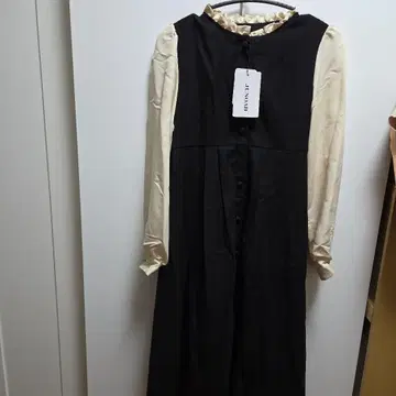 택 포함. 새상품! 블랙과 크림색의 긴팔 원피스