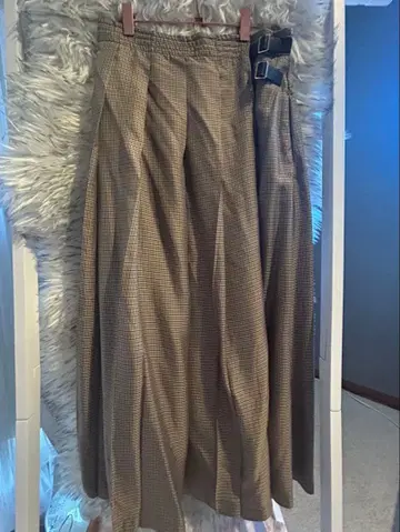 에부르 브라운 계열 체크 플리츠 스커트