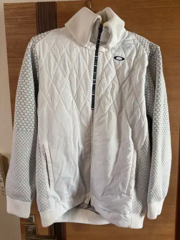 Oakley 화이트 퀼팅 자켓