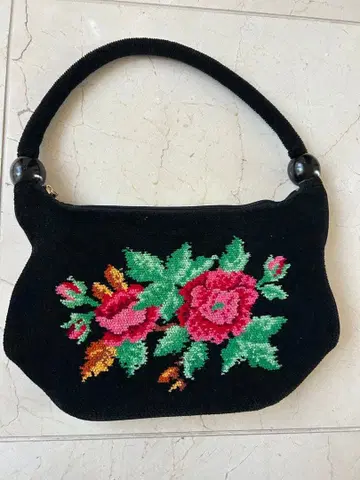 FEILER 플라워 자수 블랙 핸드백