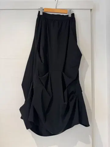 블랙 드레이프 롱 스커트