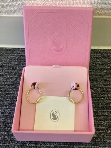스와로브스키 골드 후프 귀걸이 크리스탈 포함 케이스 포함