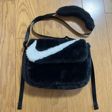 나이키 인조 모피 숄더백