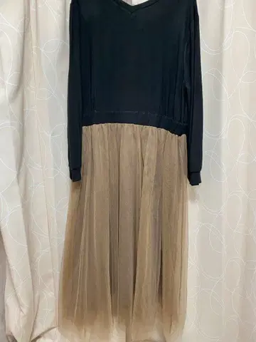 블랙과 베이지 튤 드레스