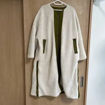 보아 소재 크림색 롱 자켓