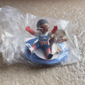 피규어 이츠 어 스몰 월드 with 그루트 캡틴 아메리카