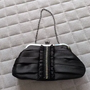 블랙 새틴 프릴 비쥬 파티 백