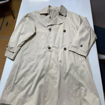 베이지 더블 브레스트 트렌치코트