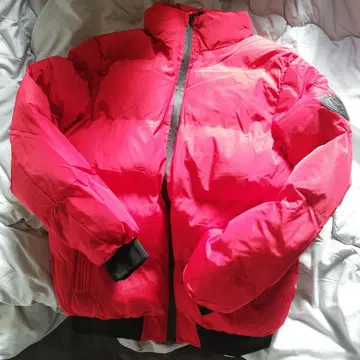 빨간색 두꺼운 원단 다운 자켓 리브 소매 구매한 지 얼마 안 됐어요