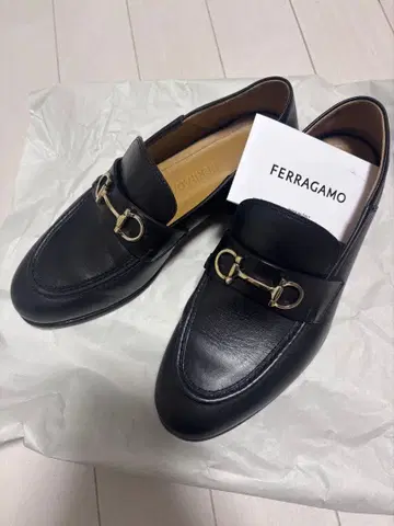 FERRAGAMO Ottone 간치니 로퍼