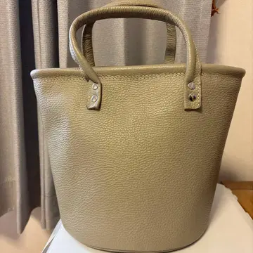 그레이 원통형 토트백 크림 컴퍼니